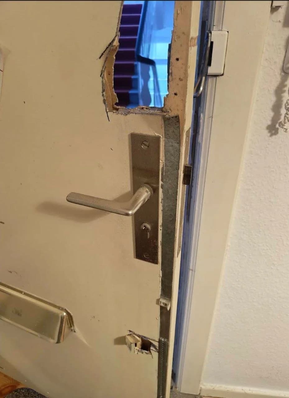 Stark beschädigte Wohnungstür nach destruktiver Notöffnung bei defektem Stangenschloss