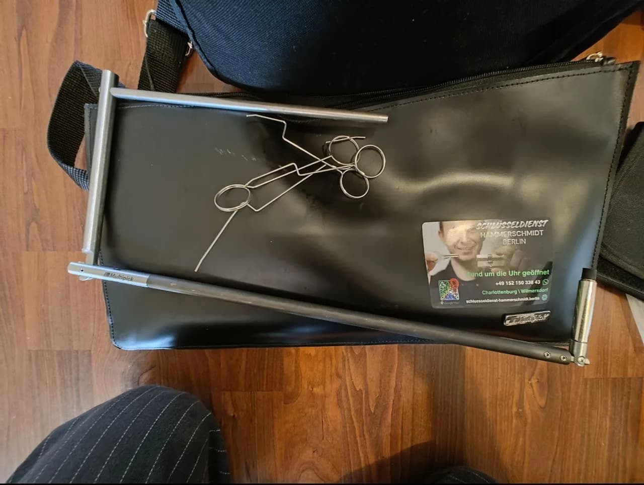 Spannwerkzeuge und Drahtschlinge auf einer Werkzeugtasche