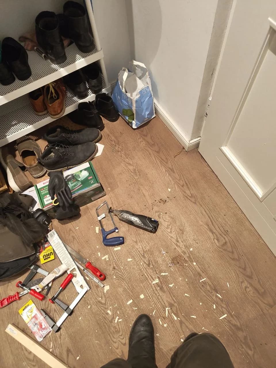 Werkzeug und Späne im Flur während einer Schlossmontage