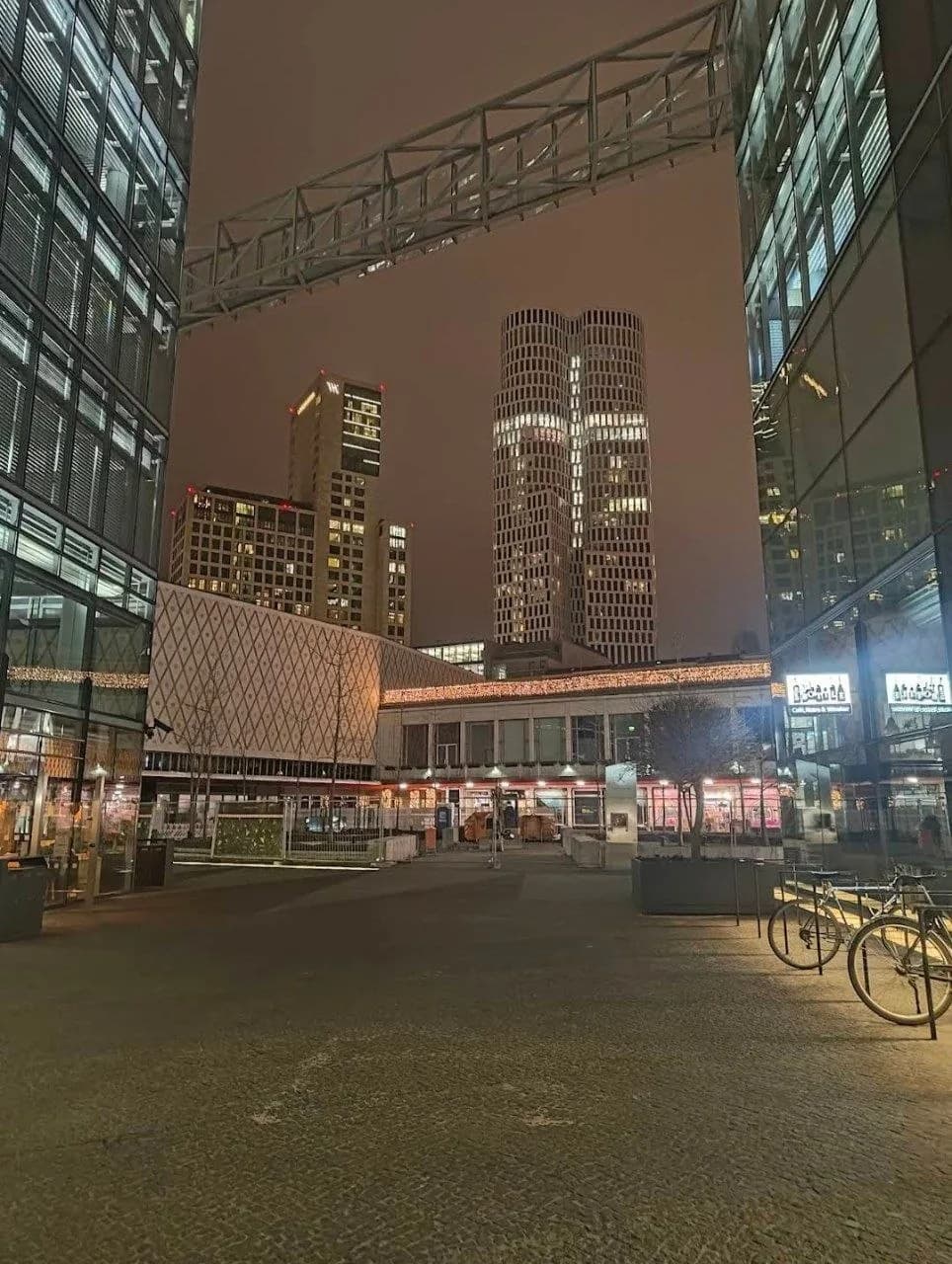 Escena urbana de City West cerca de Europa-Center en Berlin