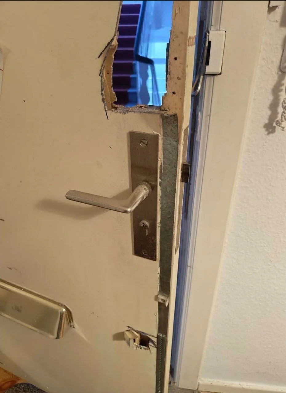 Stark beschädigte Wohnungstür nach destruktiver Notöffnung bei defektem Stangenschloss