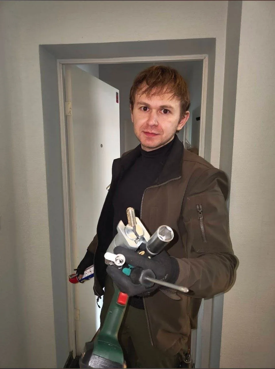 06 schluesseldienst hammerschmidt werkzeug vor wohnungstuer berlin