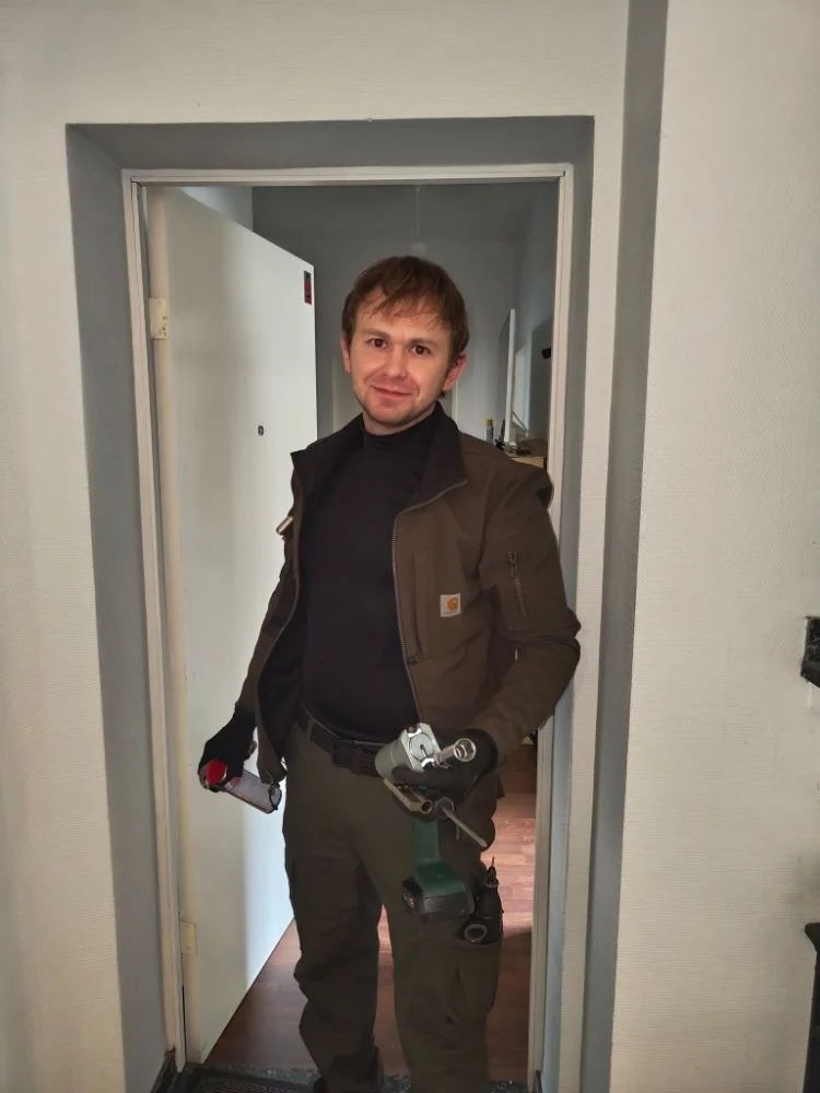 Paul Gammershmidt vom Schlüsseldienst Hammerschmidt Berlin bei Türöffnung